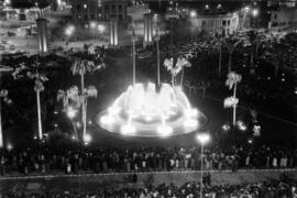Plaza de la Marina y puerto. Iluminación de la fuente. Diciembre de 1963. Málaga, España. 01