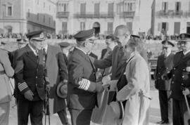 El alcalde Pedro Luis Alonso recibiendo al Almirante de la Marina en su llegada al Puerto de Mála...