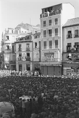 Plaza de la Constitución. Lanzamiento en paracaidas. Exhibición paracaidista. 1951. Málaga, España.