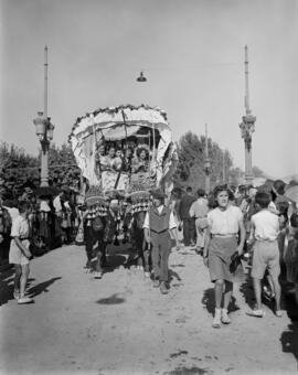 Feria en Martiricos. Romería cruzando el puente de Armiñán. Hacia 1950. Málaga, España.