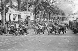 Pilotos en la salida. V Gran Premio Motociclista de Invierno de Málaga. Parque de Málaga. Febrero...