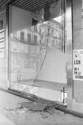 Manifestación por la autonomía de Andalucía. 1977-12-04. Málaga, España. 2.9. Destrozos en el mob...