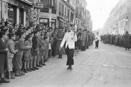 Carrera de camareros en calle Larios. 1942. Málaga, España.