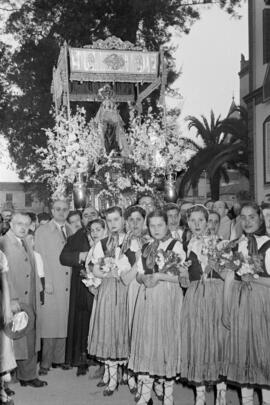 Llegada en procesión de la Virgen de Flores, Patrona de Álora, al Hospital Civil Provincial, dent...