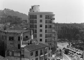 Postigo de los Abades y edificio en calle Cortina del Muelle, número 13, en construcción. Al fond...