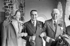 Franz von Papen y su hija Isabelle acompañados por Manuel García del Olmo en la Hostería de Gibra...