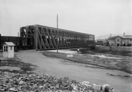 Río Guadalmedina, puente del ferrocarril. Hacia 1940. Málaga, España.