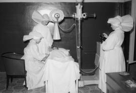 Sanatorio 18 de Julio. Atendiendo a los enfermos. Septiembre de 1956. Málaga, España-08