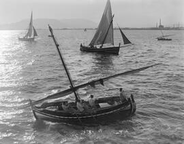 Embarcaciones pesqueras en la bahía de Málaga  (España).