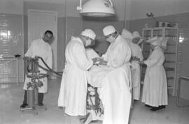 Sanatorio 18 de Julio. Atendiendo a los enfermos. Septiembre de 1956. Málaga, España-01