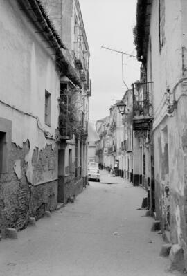 Calle y plaza de San Pedro, barrio de El Perchel. 1974, febrero. Bar Las Tinajas. Málaga, España.