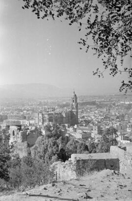Vista de la ciudad desde el Castillo de Gibralfaro. Octubre de 1954. Málaga. España.