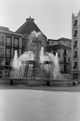 Plaza de la Constitución. Fuente de las Gitanillas. Julio de 1960. Málaga, España.