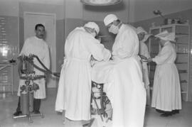 Sanatorio 18 de Julio. Atendiendo a los enfermos. Septiembre de 1956. Málaga, España-02
