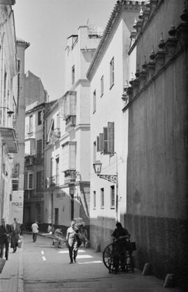 Calle Salinas. Al fondo Bodegas Moguer. Agosto de 1954. Málaga. España.