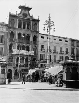 Plaza de la Constitución, efectos de la guerra civil española. Hacia 1937. Málaga, España.
