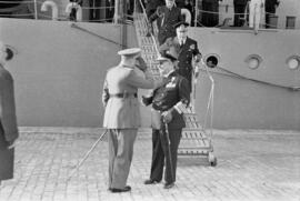Llegada del Almirante de la Marina al Puerto de Málaga para presidir la Regata. Enero de 1954. Má...