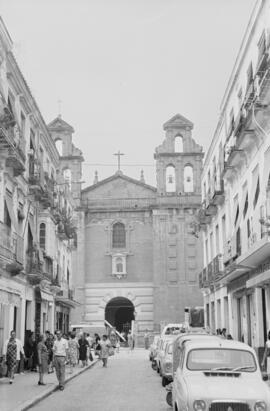 Calle Ancha del Carmen. Iglesia del Carmen. Barrio de El Perchel. Octubre de 1971. Málaga, España.