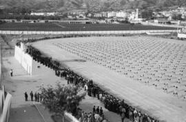 Alumnos haciendo deporte en la Escuela de Formación Profesional Francisco Franco. Abril de 1959. ...