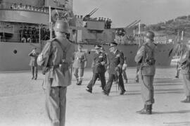 Llegada del Almirante de la Marina al Puerto de Málaga para presidir la Regata. Enero de 1954. Má...