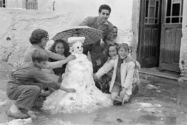 Málaga nevada. Construyendo un muñeco de nieve. Febrero de 1954. España