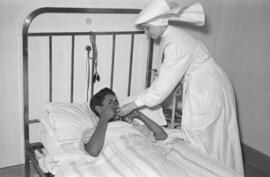 Sanatorio 18 de Julio. Atendiendo a los enfermos. Septiembre de 1956. Málaga, España-06