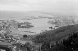 Puerto de Málaga y ciduad. Enero de 1960. Málaga, España