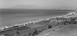 Vista de Málaga. En primer término, viviendas de El Palo. Marzo de 1963. España