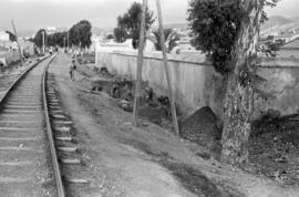 Las vías del tren de "la Cochinita" a la altura del cementerio del barrio de El Palo. N...