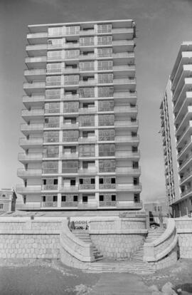 Playa de la Malagueta. Edificios en obras. Obras. Febrero de 1964. Málaga, España.