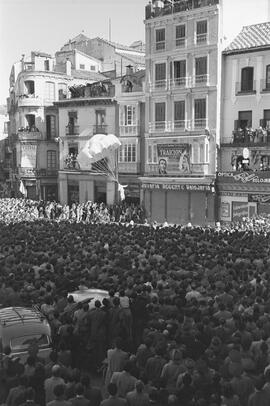 Plaza de la Constitución. Lanzamiento en paracaidas. Exhibición paracaidista. 1951. Málaga, España.