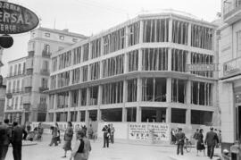 Calle Atarazanas, edificio del Banco de Málaga en construcción. Marzo de 1955. Málaga. España.