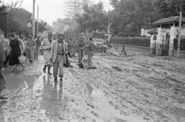 Paseo de Sancha embarrada por las inundaciones del 29 de octubre de 1955. Málaga-02