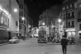 Plaza de Uncibay, con el Málaga Cinema y el cine Goya. Vistas nocturnas de Málaga. Marzo de 1959....