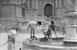 Fuente de la plaza del Obispo, al fondo la Catedral. Agosto de 1954. Málaga. España.