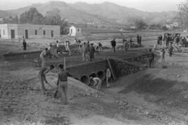 Arroyo de Los Ángeles. Construcción de un puente a la altura de Paseo de Martiricos. Hacia 1949. ...