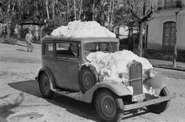 Málaga nevada. Coche con nieve. Febrero de 1954. España-01