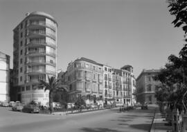 Cortina del Muelle. Edificio de viviendas del número 13. Al fondo, la Aduana. Febrero de 1966. Má...