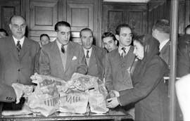 Entrega de bolsas norteamericanas con productos alimenticios en el Gobierno Civil. Enero de 1954....