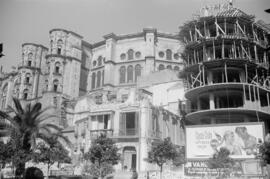 Postigo de los Abades, obras. Detrás la catedral. A la derecha, edificio calle Cortina del Muelle...