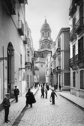 Calle San Agustín. Hacia 1910. Al fondo la torre de la Catedral. Málaga, España. Fondo Thomas - 02