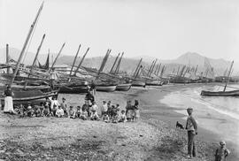 Playas del Bulto. Amiga con sus alumnos. Hacia 1910. Málaga, España. Thomas-01
