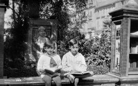 Dos niños leyendo en la Biblioteca de Señoras. Parque de Málaga, Hacia 1927.