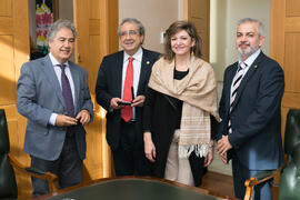 Foto de grupo previa a la firma del convenio de la Universidad de Málaga con el gobierno de Parag...