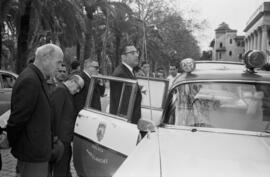 Francisco García Grana junto a la nueva ambulancia del Ayuntamiento. Parque de Málaga. Enero de 1963