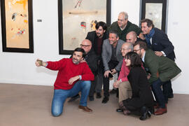 Foto de grupo tras la inauguración de la exposición "Economistas en el arte". Museo de ...