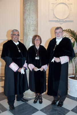 Adelaida de la Calle junto con los rectores José Manuel Roldán y Antonio Ramírez de Arellano mome...