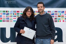 José Carlos Godoy con una alumna en la graduación del CIE de la Universidad de Málaga. Centro Int...