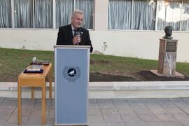 Nikos Kantarzis en la presentación del árbol de Hipócrates donado por la isla de Kos. Facultad de...