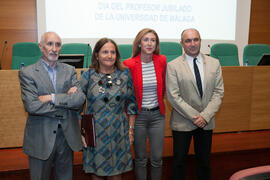 Foto de grupo previa a la celebración del Día del Profesor Jubilado de la Universidad de Málaga. ...